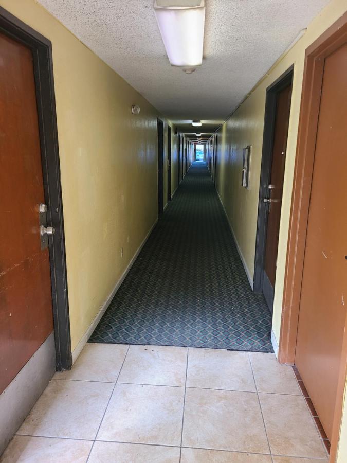 Travelodge By Wyndham סטוקטון מראה חיצוני תמונה