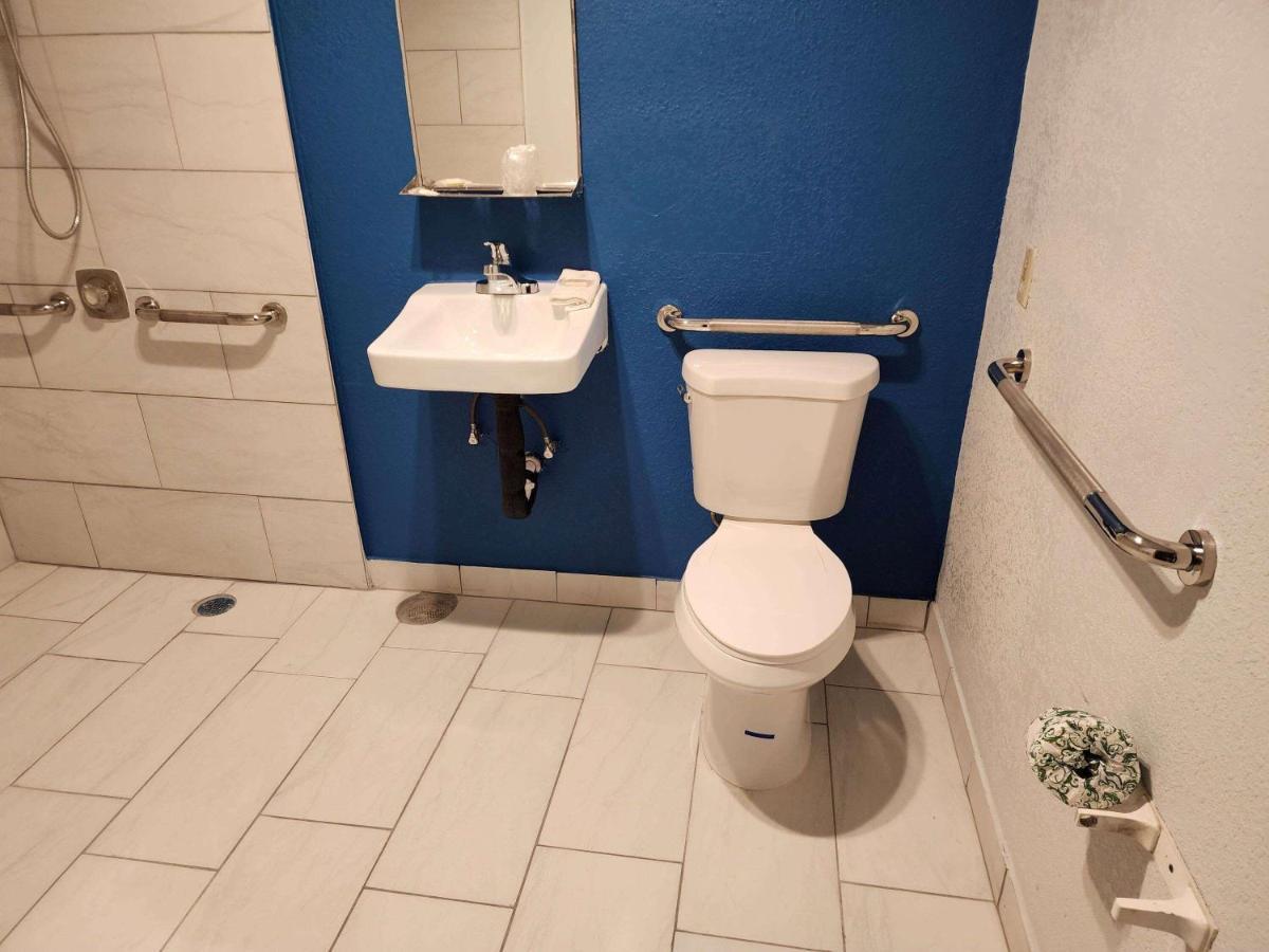 Travelodge By Wyndham סטוקטון מראה חיצוני תמונה