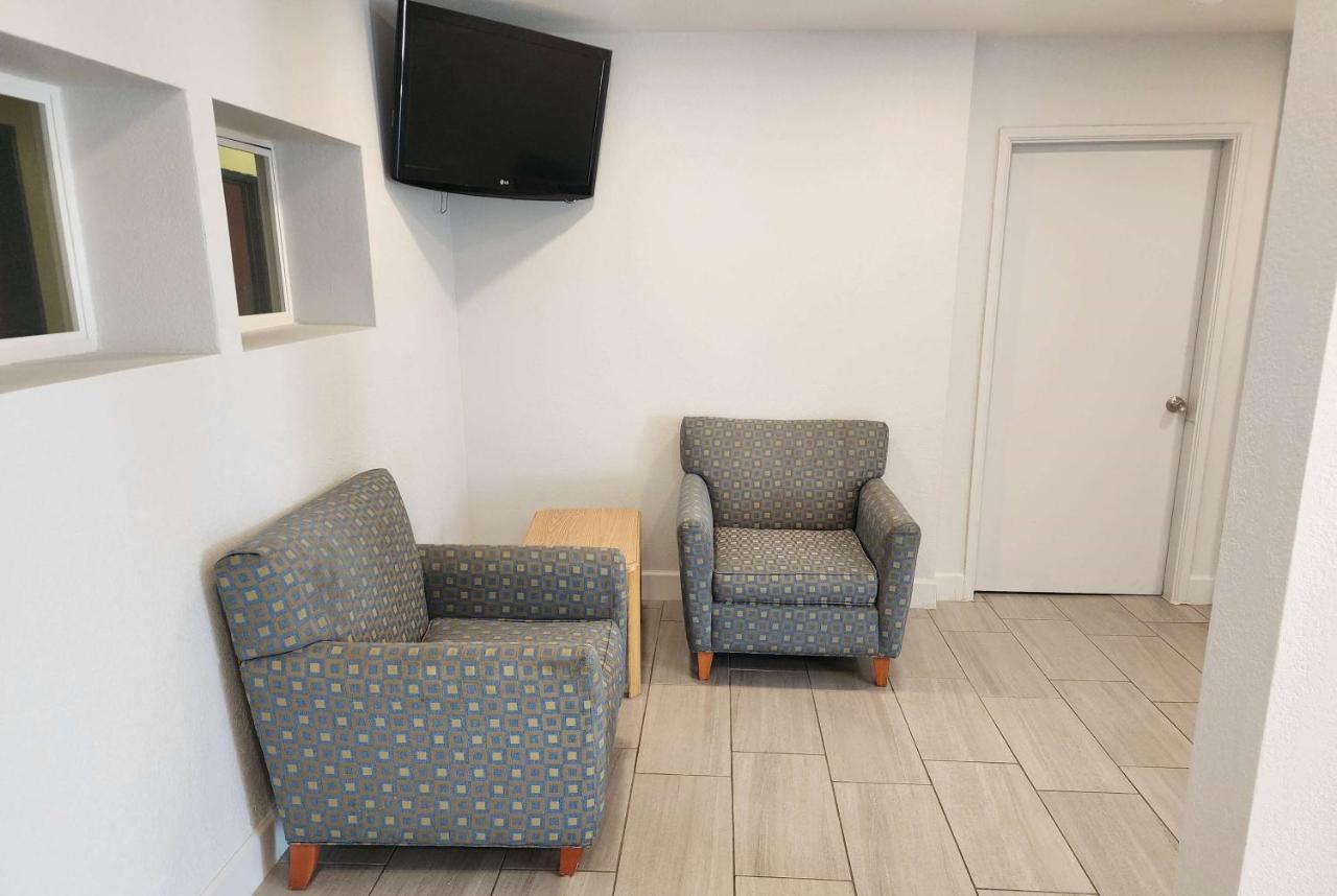 Travelodge By Wyndham סטוקטון מראה חיצוני תמונה